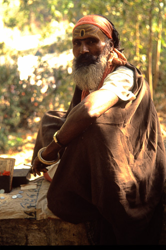 Indischer Priester vom Dias in Mehrfachbelichtung HDR abfotografiert
