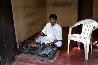 Diamantenschleifer in Ratnapura